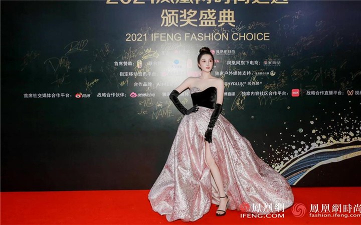 陈小纭身着复古玫瑰礼服出席盛典 获颁“年度品质演员”荣誉