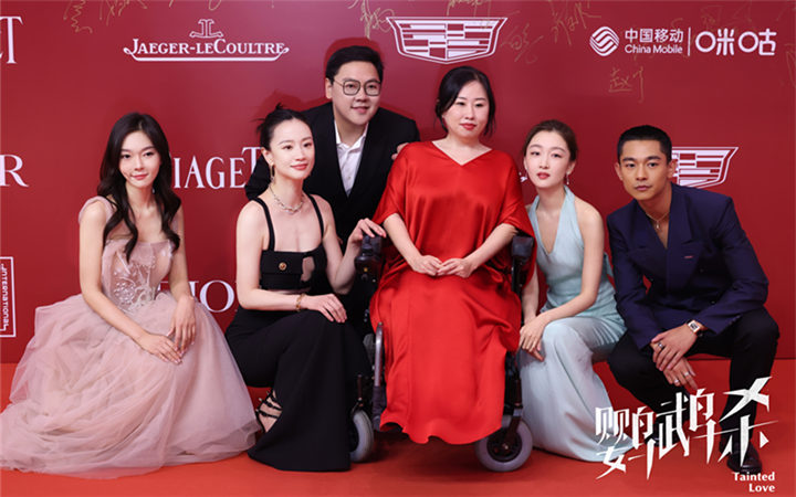 《鹦鹉杀》亮相上海国际电影节红毯 周冬雨领衔剧组尽显有爱“团魂”