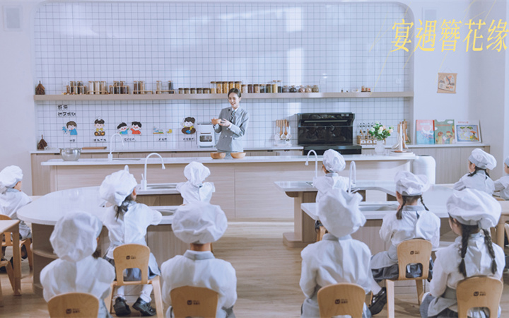 精品文旅美食剧《宴遇簪花缘》取景地曝光引发关注 泉州最美幼儿园作为隐藏彩蛋首次亮相